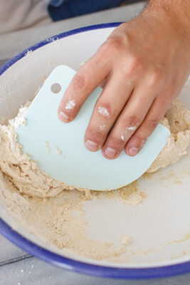 Burak'ın Ekmek Yapma Seti | Plastik Kazıyıcı - Thumbnail